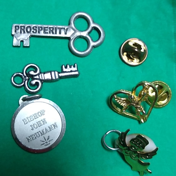 Pendants and pins. - Picture 5 of 6